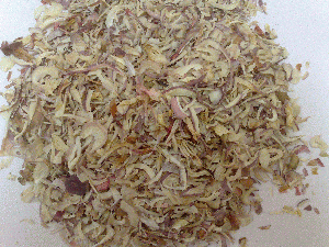 Dehydrated Pink Onion Kibbled .